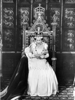 La reine Elisabeth II sur le trône de la Chambre des Lords