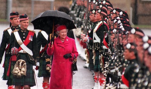 La reine Elisabeth II passant en revue la garde écossaise