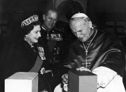 La reine Elisabeth II en visite officielle au Vatican