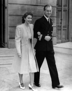La princesse Elisabeth et son fiancé le lieutenant Philip Mountbatten annoncent leur fiançailles
