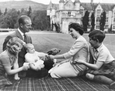 La reine Elisabeth II avec son mari le prince Philip et leurs enfants au château de Balmoral