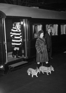 La princesse Anne et la reine Elisabeth II avec ses deux corgis