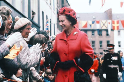La reine Elisabeth II saluant le peuple britannique