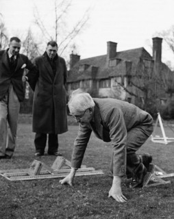Henry Rottenburg essayant les starting blocks qu'il a créé pour les JO de Londres de 1948