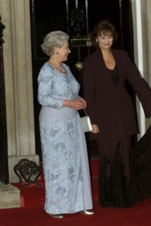 La reine Elisabeth II arrivant au 10 Downing Street
