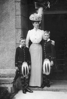 La Reine Mary posant avec ses deux fils le prince de Galles et le Duc d'York.