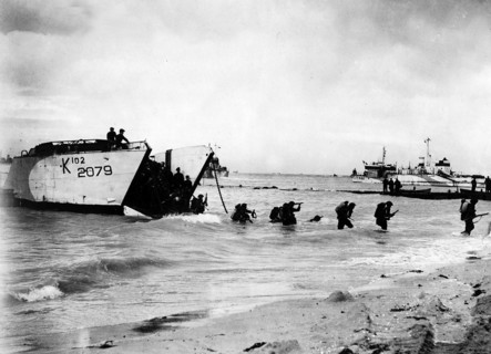 Troupes canadiennes débarquant sur les plages de Normandie