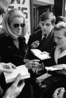 Catherine Deneuve march 1966
Signs autograph while leaving the theatre after the rehearsal for the
