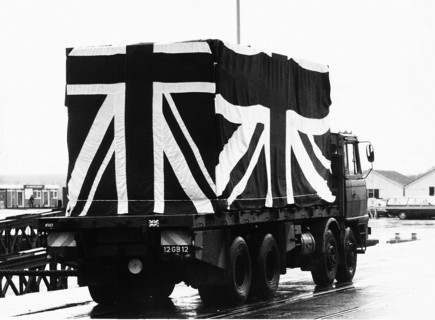 Camion funéraire quittant Southampton