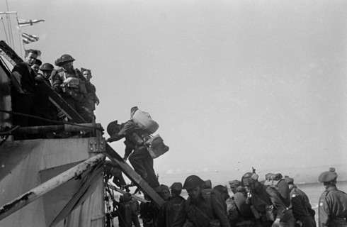 Renforts britanniques débarquant sur Gold Beach