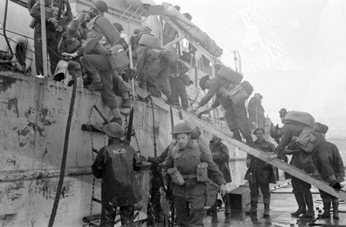 Renforts britanniques débarquant sur Gold Beach