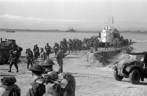 Renforts britanniques débarquant sur Gold Beach