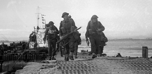 Renforts britanniques débarquant sur Gold Beach