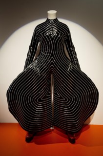 Exposition des costumes de David Bowie au V&A museum de London