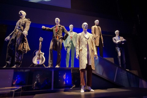 Exposition des costumes de David Bowie au V&A museum de London