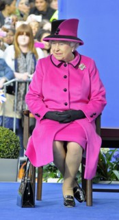 La reine Elisabeth II assistant à un défilé de mode