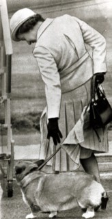 La reine Elisabeth à l'aéroport d'Aberdeen