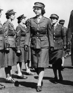 La reine Elisabeth II passant en revue des troupes