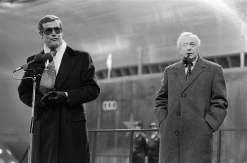 Roger Moore et Sir Harold Wilson