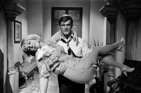 Tournage de la série "Le Saint" avec Roger Moore et Aimi MacDonald