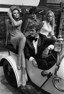 Roger Moore, Veronica Carlson et Martha Hyer