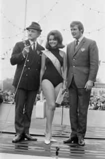 Ron Moody et Roger Moore