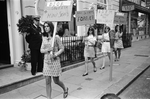 Manifestation devant la boutique Christian Dior à Londres