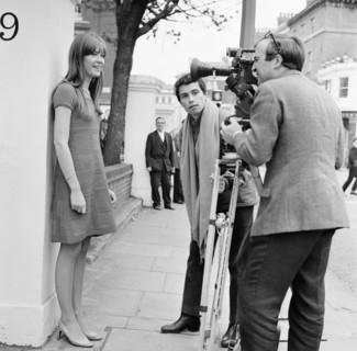 Françoise Hardy, filmée sur Exhibition Road à Londres, le 11 octobre 1965