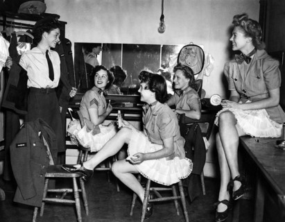 Jeunes femmes de la WAAFS avant la répétition d'un spectacle au profit de la RAF