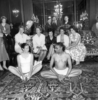 La joueuse de tennis Caroline Yates-Bell et Bombay Iyengar lui enseignant des positions de yoga