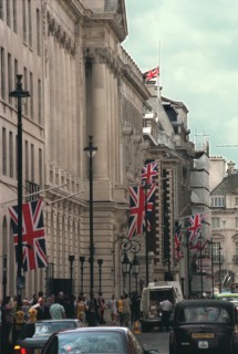 PALL MALL, LONDON -  FLAGS AT HALF MAST FOR THE FUNERAL OF PRINCESS DIANA - 06/09/1997