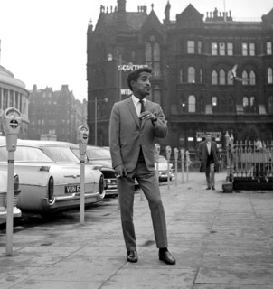 Sammy Davis Jnr outside Piccadilly station, Manchester.
9th October 1961.
P6960