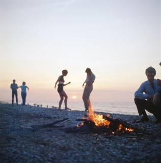 Grèce. Groupe d'amis au bord de la mer. 1967