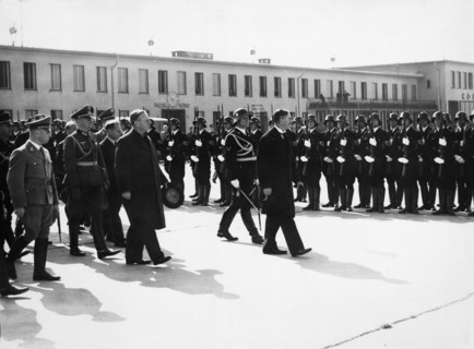 Neville Chamberlain après la signature des Accords de Munich, 1938