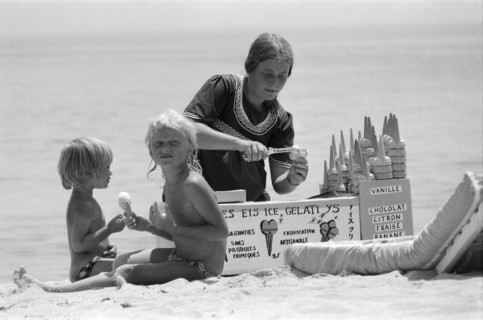 GV Saint-Tropez, France, Tuesday 17th June 1975, Children eating ice cream on beach