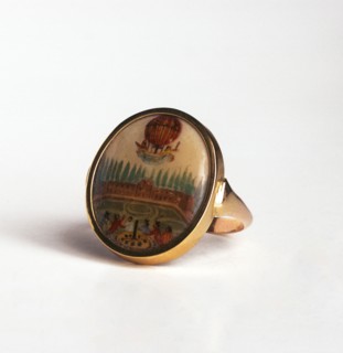 Bague évoquant le deuxième voyage aérien réalisé par Charles et Robert