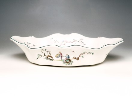 Bassin au décor dit "aux  Chinois astronomes" de la manufacture de la Veuve Perrin