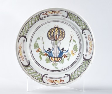 Plat avec décor au ballon