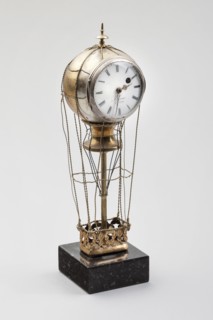 Pendulette en forme de montgolfière