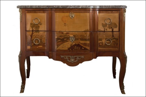 Commode marquetée avec un décor au ballon à air chaud