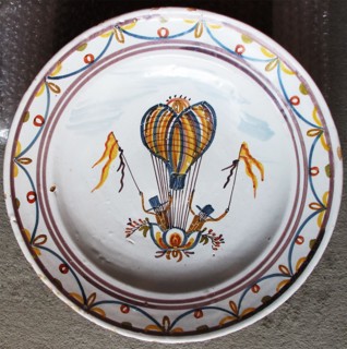 Plat avec décor au ballon