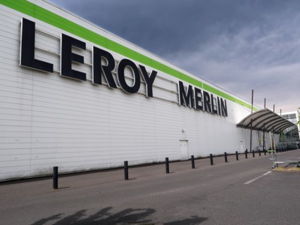 France - Suburb - Shopping area