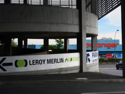 France - Banlieue - Zone commerciale