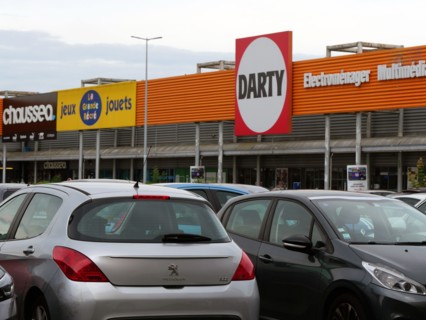 France - Suburb - Shopping area