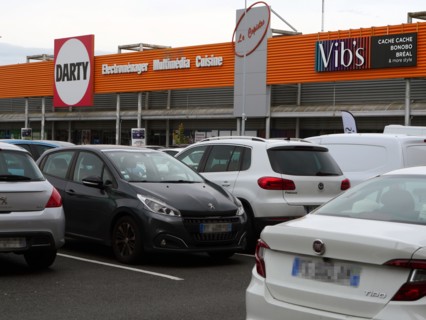 France - Suburb - Shopping area