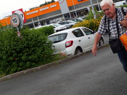 France - Suburb - Shopping area