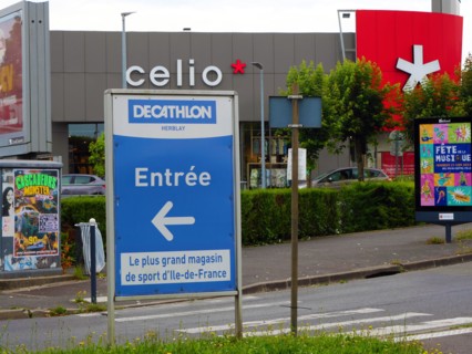 France - Suburb - Shopping area