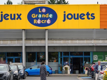 France - Suburb - Shopping area