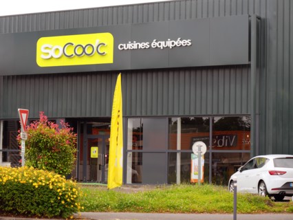 France - Suburb - Shopping area