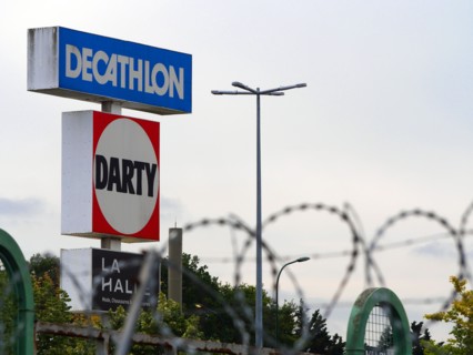 France - Suburb - Shopping area